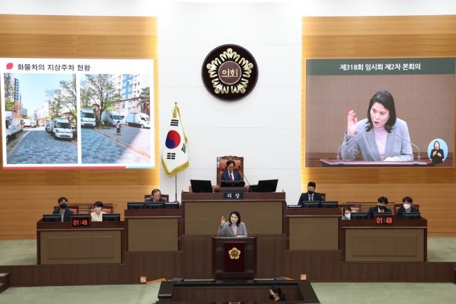 고덕리엔파크 3단지 지하 주차장 문제로 5분 자유발언을 하는 박춘선 의원