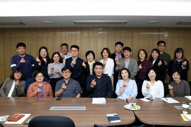 지난 6일 서울시 청소년복지시설 소장단 정례회의를 찾아 면담을 진행한 박환희 위원장(앞줄 가운데)