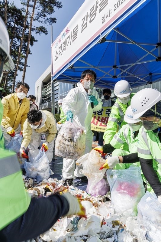 서울 마포구 관계자들이 지난해 마포구청에서 소각폐기물 감량을 위해 종량제 쓰레기 성상분석을 하고 있다. 2023.10.10 마포구 제공