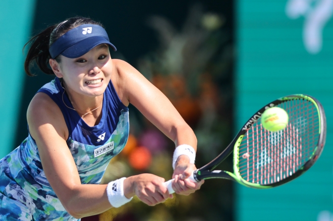 장수정이 10일 오후 서울 송파구 올림픽공원 테니스장에서 열린 여자프로테니스(WTA) 투어 코리아오픈 2023 단식 32강전에서 소피아 케닌(미국)을 상대하고 있다. 연합뉴스