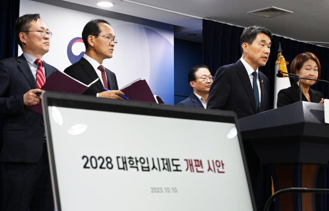 이주호 사회부총리 겸 교육부 장관이 10일 오후 서울 종로구 정부서울청사에서 2028 대학입시제도 개편 시안 브리핑을 하고 있다. 2023.10.10. 도준석 기자