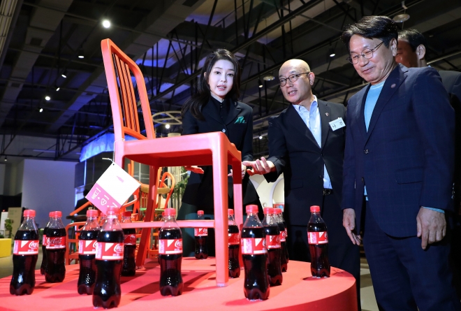 윤석열 대통령 부인 김건희 여사가 10일 광주 북구 광주비엔날레 전시관에서 열리고 있는 제10회 광주디자인비엔날레에서 라이프스타일 전시관 중 ‘나의 친환경’(My Green) 구역에서  작품 ‘세컨드 라이프 의자’를 관람하고 있다.  2023.10.10 광주 연합뉴스