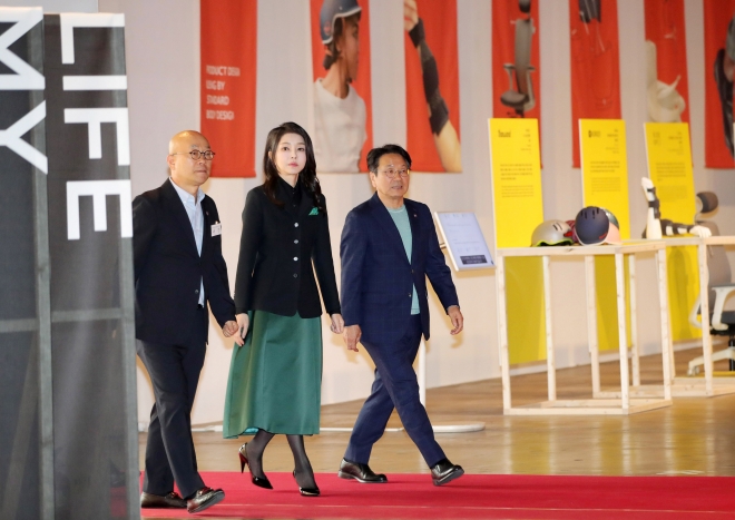 윤석열 대통령 부인 김건희 여사가 10일 광주 북구 광주비엔날레 전시관에서 열리고 있는 제10회 광주디자인비엔날레를 찾아 나건 총감독, 강기정 광주시장과 함께 작품들을 관람하고 있다.  2023.10.10 광주 연합뉴스