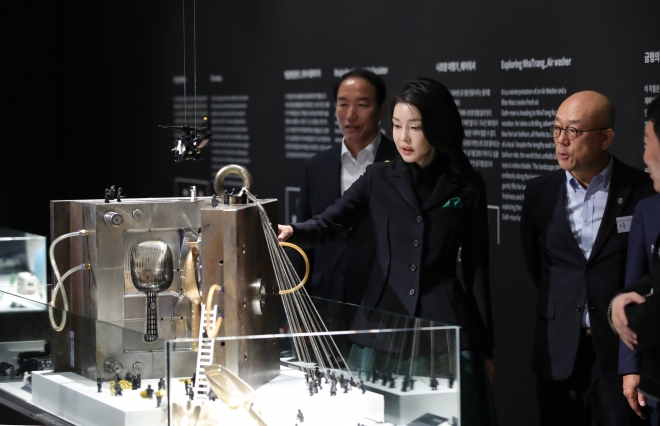 윤석열 대통령 부인 김건희 여사가 10일 광주 북구 광주비엔날레 전시관에서 열리고 있는 제10회 광주디자인비엔날레를 찾아 작품 ‘디자인 해부학’을 관람하고 있다. 2023.10.10 광주 연합뉴스