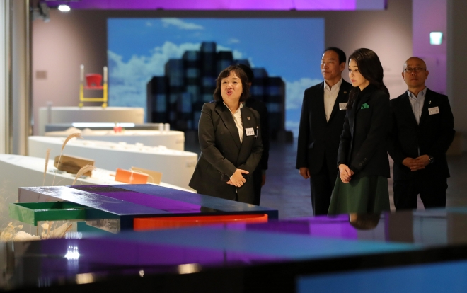 윤석열 대통령 부인 김건희 여사가 10일 광주 북구 광주비엔날레 전시관에서 열리고 있는 제10회 광주디자인비엔날레를 찾아 2024 밀라노 디자인위크 출품이 확정된 최경란 교수의 작품 ‘아세안 웨이’(ASEAN WAY)를 관람하고 있다. 2023.10.10 광주 연합뉴스