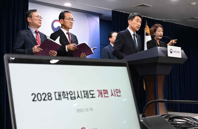 이주호 사회부총리 겸 교육부 장관이 10일 오후 서울 종로구 정부서울청사에서 2028 대학입시제도 개편 시안 브리핑을 하고 있다. 2023.10.10. 도준석 기자