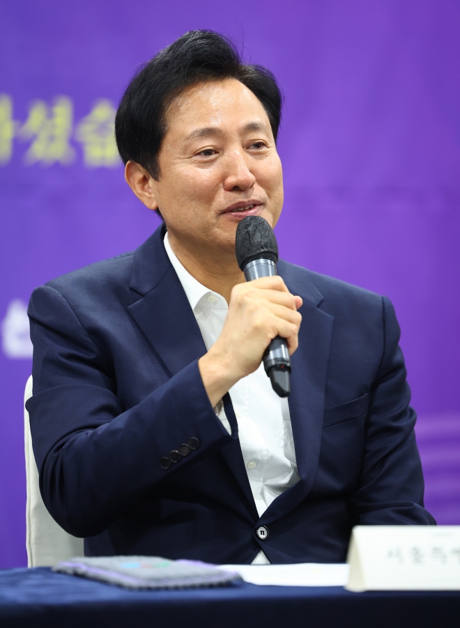 오세훈 서울시장이 10일 서울시청에서 열린 항저우 아시안게임 선수단 격려 간담회에서 발언하고 있다.   연합뉴스
