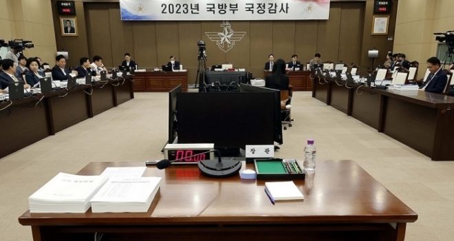 2023 국정감사 첫날인 10일 서울 용산구 국방부 청사에서 열린 국방위원회의 국방부 등에 대한 국정감사에서 더불어민주당 관계자들이 의원석에 ‘부적격 신원식 국방부 장관 임명 철회하라!’ 피켓을 붙이자 여당 의원들이 퇴장했다. 야당 의원들이 피켓을 제거했지만 여당 의원들은 입장하지 않고 있다. 국회사진기자단