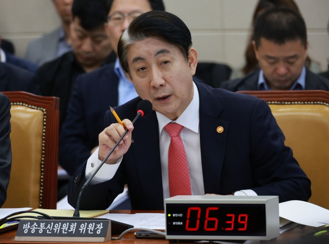 질의에 답하는 이동관 위원장