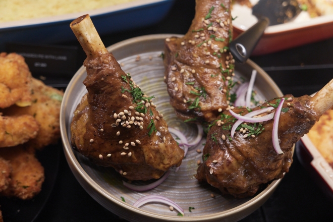 2000년대 후반 양을 이용한 중국 음식이 확산하면서 양고기는 소고기, 돼지고기, 닭고기에 이어 식탁에 오르는 육류 중 하나가 됐다. 서양에서는 양털을 이용한 모직물 산업이 발달하면서 부산물인 양고기 소비도 자연스럽게 증가했다. 사진은 양고기로 만든 영국식 찜요리다.