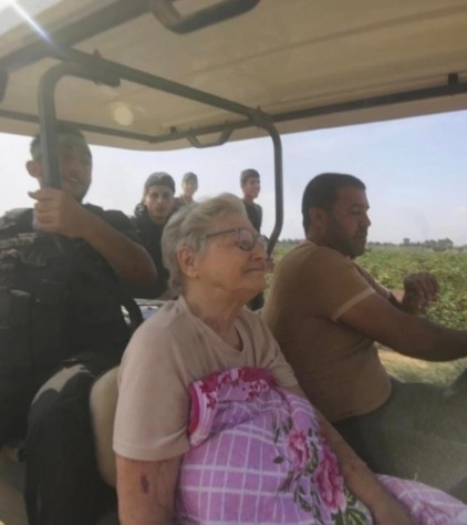야파 아다르 할머니가 골프 카트에 앉혀진 채로 하마스 무장대원들에게 끌려가고 있다. 페이스북 캡처