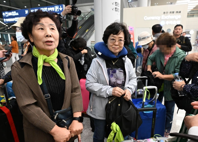 팔레스타인 무장정파 하마스의 기습 공격으로 무력 충돌이 발생한 이스라엘에 체류하던 한국인 191명이 11일 오전 인천국제공항 제2터미널을 통해 입국하고 있다. 2023.10.11. 도준석 기자