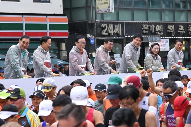 ‘국제평화마라톤대회’에 참석해 스타트 버튼을 누르는 김형재 의원(왼쪽에서 세 번째)