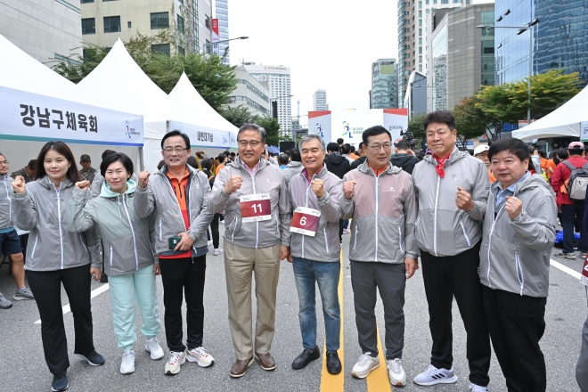 ‘국제평화마라톤대회’에 참석한 김형재 의원(왼쪽에서 세 번째), 박 진 외교부장관(네 번째), 김현기 서울시의회의장(다섯 번째)
