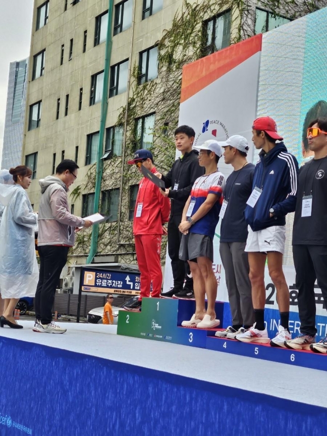 ‘국제평화마라톤대회’에서 입상자에게 시상하는 김형재 의원
