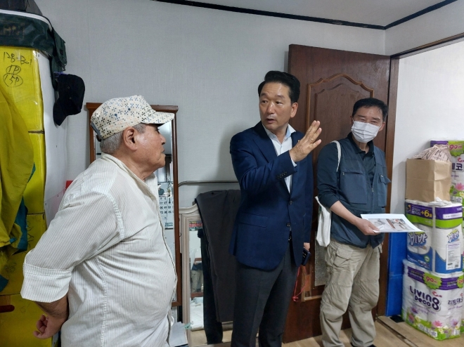 지난 10일 성북구 석관동에 있는 ‘희망의 집수리’ 지원가구 현장을 방문한 김태수 의원(가운데)