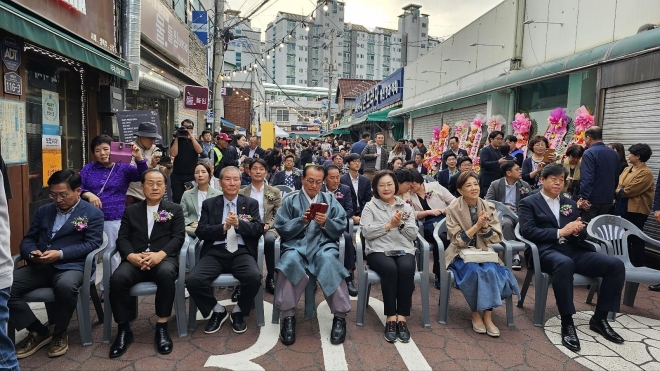 2023 용금맥축제’ 개막식에 참석한 내빈들과 김용호 의원(첫째줄 왼쪽에서 두 번째)
