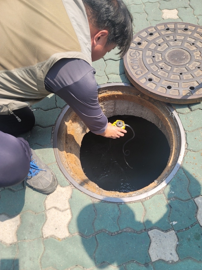 서울 중랑구청 관계자가 하수관로 조사를 실시하고 있는 모습. 중랑구 제공