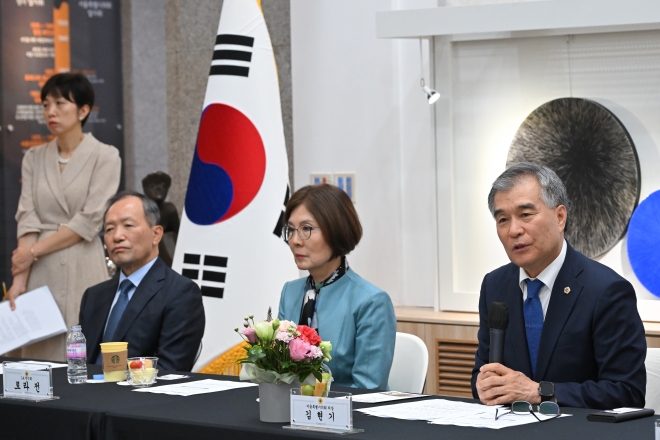 지난 10일 서울시의회를 처음 방문한 미주현직한인회장협의회를 접견하고, 교류 협력 방안을 논의한 김현기 의장(오른쪽 첫 번째)