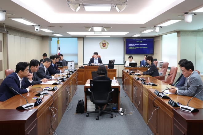 지난 10일 서울시의회 ‘서울미래전략 통합추진 특별위원회’ 제11대 위원장으로 선출된 김동욱 의원(가운데)