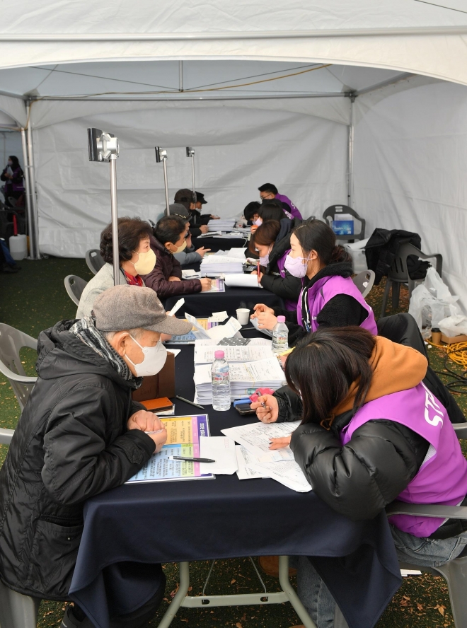 지난해 12월에 열린 서울 송파구 제 1회 5070내일디자인 박람회에서 참석자들이 현장 상담을 받고 있다. 송파구 제공