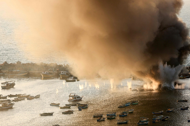 10일(현지시간) 이스라엘 보복 공습 후 팔레스타인 가자지구 항구에 연기가 피어오르고 있다. 2023.10.10 AFP 연합뉴스
