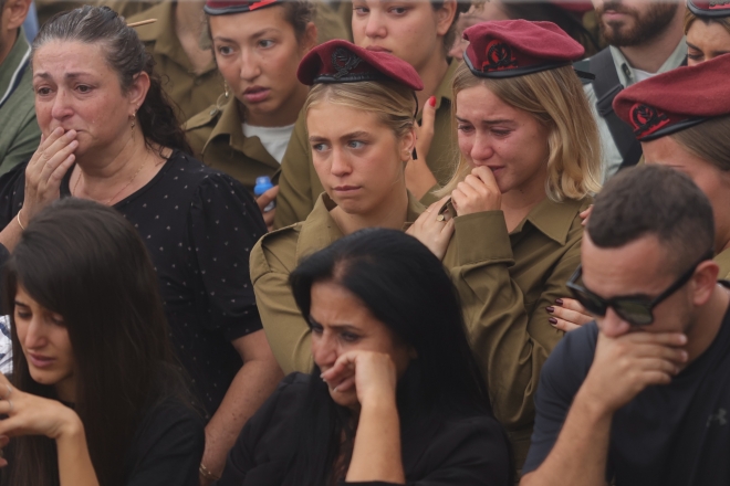 10일(현지시간) 예루살렘 헤르츨 언덕의 군사 묘지에서 열린 이스라엘 군인 탈 코헨의 장례식에서 사람들이 애도하고 있다. 코헨은 가자지구 국경에서 하마스 무장세력과 총격전을 벌이던 중 사망했다. 2023.10.10 EPA 연합뉴스
