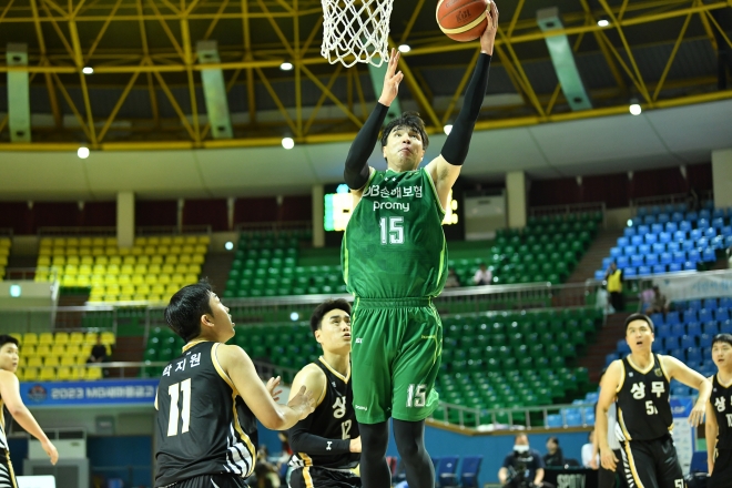 원주 DB 김종규가 10일 전북 군산 월명체육관에서 진행된 KBL 컵대회 조별리그 상무전에서 골 밑 득점을 올리고 있다. KBL 제공