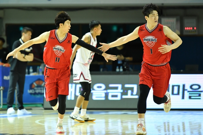 현대모비스 이우석이 11일 전북 군산월명체육관에서 열린 KBL 컵대회 D조 정관장과의 경기에서 김준일과 하이파이브하고 있다. KBL 제공