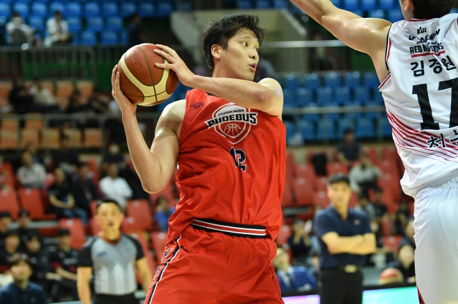 현대모비스 함지훈이 11일 전북 군산월명체육관에서 열린 KBL 컵대회 D조 정관장과의 경기에서 패스하고 있다. KBL 제공