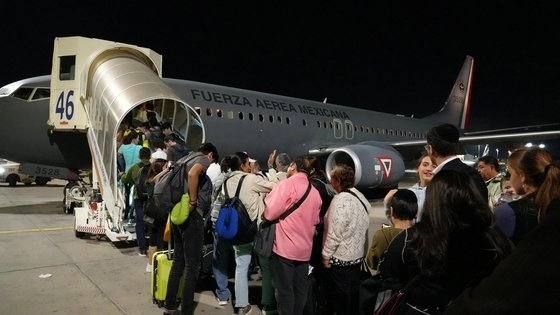 지난 10일(현지시간) 이스라엘 벤구리온 국제공항에서 멕시코 시민들이 본국 송환 비행기에 오르고 있다. 로이터=연합뉴스