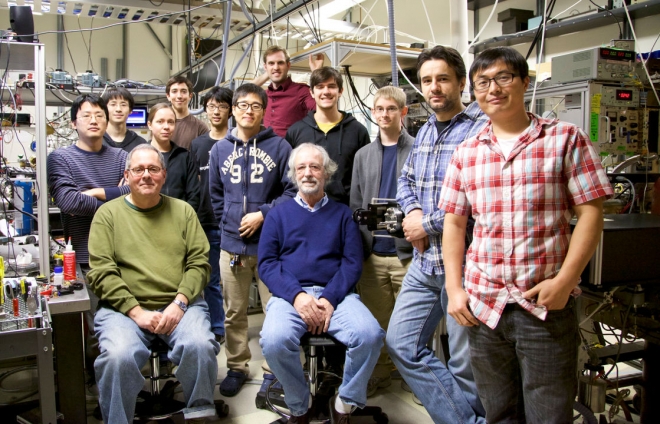 2023년 노벨 물리학상 수상자 피에르 아고스티니(앞줄 가운데·82) 미국 오하이오주립대 교수가 실험실 연구원들과 함께 찍은 사진. 미국 오하이오주립대 제공