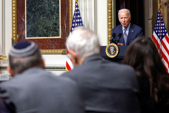조 바이든 미국 대통령이 11일(현지시간) 백악관 단지 안에 있는 아이젠하워 빌딩에서 열린 유대인 지역사회 지도자들과의 원탁 모임에 참석해 발언하고 있다. 워싱턴DC 로이터 연합뉴스