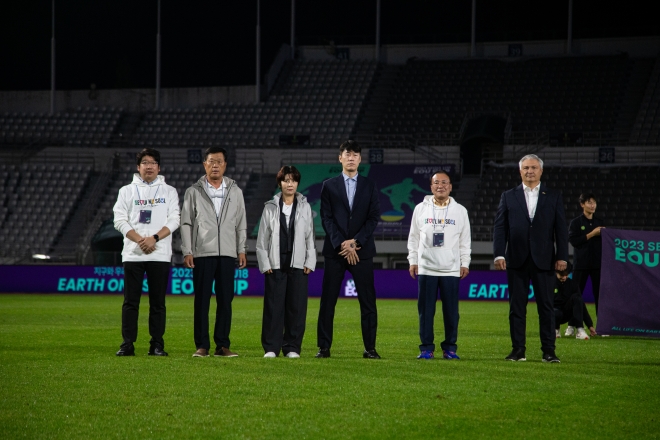 지난 10일 서울 목동종합운동장에서 2023 EOU컵 U-18 국제청소년대회 개막식에서 한국 선수단을 격려하고 성공적인 대회 진행을 기원하며 시축식에 참석한 이종환 위원장(오른쪽 두 번째)