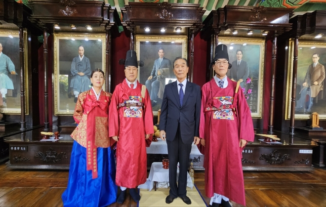 ‘이봉창 의사 순국 91주년 숭모제례’를 마치고 종헌관 김희숙 대한적십자사 효창동 회장, 초헌관 김용호 의원, 이종래 회장, 아헌관 김삼곤 월남전참전자회 용산구지회장(왼쪽에서부터)