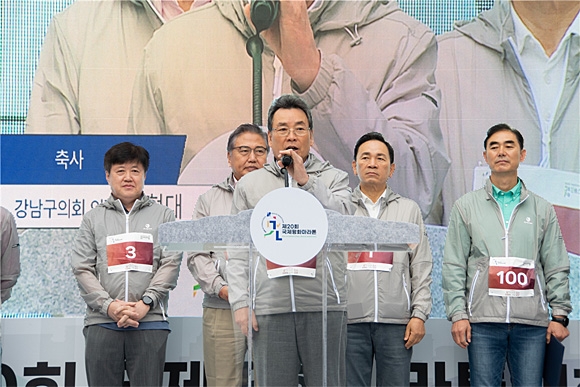 지난 9일 열린 ‘제20회 국제평화마라톤’에서 김형대(가운데) 의장이 축사를 하고 있다. 강남구의회 제공