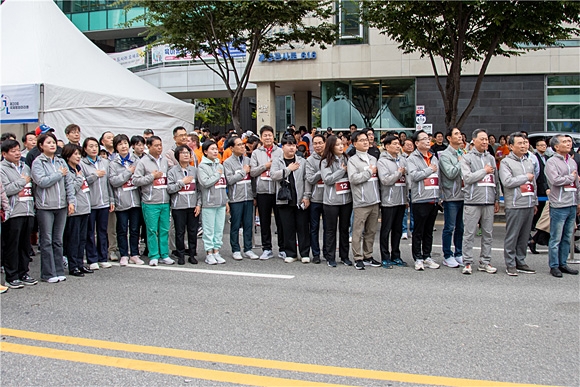 행사에 참석한 강남구의회 의원들. 앞줄 김형대(오른쪽 두 번째) 의장, 전인수(오른쪽 여섯 번째) 부의장, 한윤수(오른쪽 일곱 번째) 운영위원장, 김민경(오른쪽 여덟 번째) 행정재경위원장, 황영각(왼쪽 여섯 번째) 복지도시위원장 등이 국기에 대한 경례를 하고 있다. 강남구의회 제공