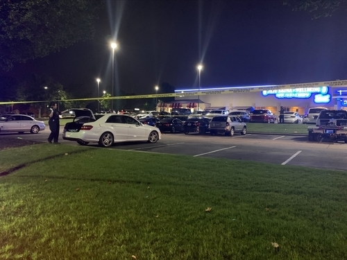 귀넷 카운티 경찰이 지난달 12일 미국 덜루스 한인타운 주차장에서 차량을 수색하는 모습. 귀넷 카운티 경찰 제공.
