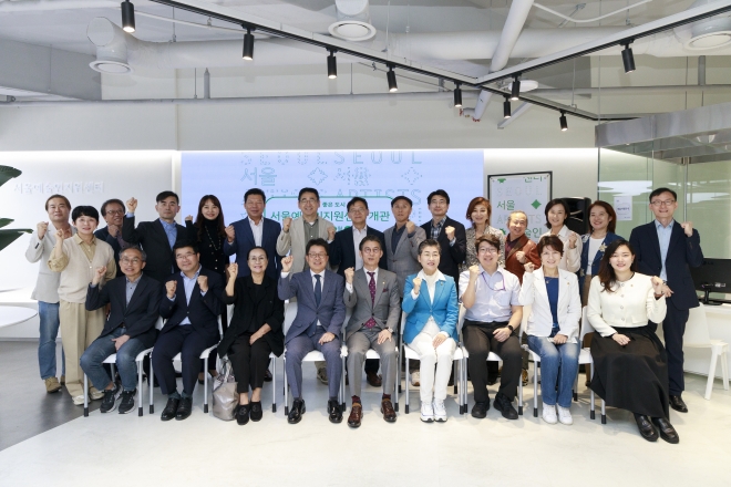 지난 11일 서울문화재단 대학로센터에서 진행된 ‘서울예술인지원센터’ 개관 행사에 참석한 유정희 의원(앞줄 오른쪽에서 네 번째)