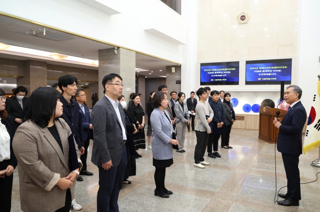 김현기 의장이 12일 태풍 ‘카눈’으로 조기 퇴영해 서울에 머문 세계스카우트잼버리 대원들을 헌신적으로 지원한 유공 공무원 47명에게 의장 표창장을 수여했다.