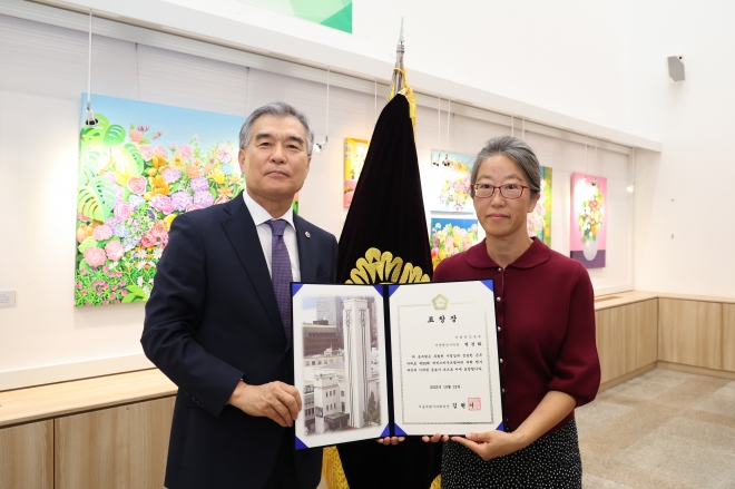 김현기 의장으로부터 표창장을 받은 서울시 미래한강본부 변경화 여의도안내 센터장(오른쪽)