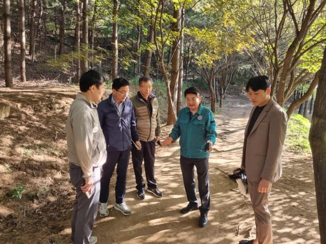 지난 10일 도봉구청 관계자들과 함께 초안산근린공원 산책로를 점검한 홍국표 의원(오른쪽 두 번째)