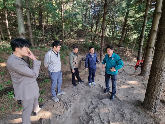 지난 10일 도봉구청 관계자들과 함께 초안산근린공원 산책로를 점검한 홍국표 의원(오른쪽 첫 번째)