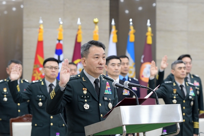 김승겸 합동참모본부 의장이 12일 서울 용산구 합동참모본부 청사에서 열린 국회 국방위원회의 국정감사에서 선서를 하고 있다. 이날 국감에서는 9·19 남북군사합의의 효력을 둘러싸고 여야 의원들이 치열한 공방을 벌였다. 국회사진기자단