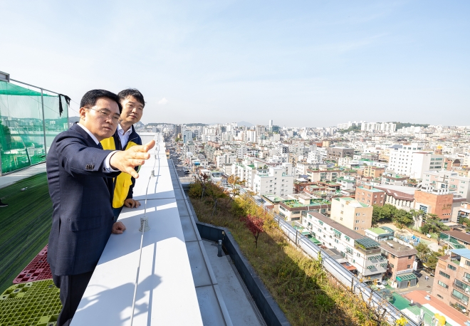 진교훈(왼쪽) 서울 강서구청장이 취임 첫날인 12일 화곡2동 도심공공주택복합사업지를 살펴보고 있다. 강서구 제공