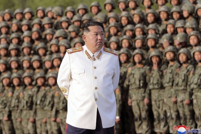 김정은 북한 국무위원장과 북한 병사들. AFP 연합뉴스