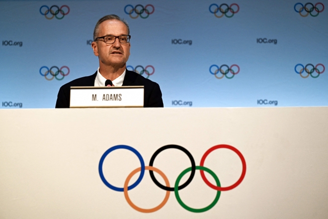 마크 아담스 IOC 대변인이 12일(현지시간) 인도 뭄바이에서 총회가 열리기 앞서 기자 회견을 통해 러시아올림픽위원회의 자격 정지 징계를 알리고 있다. AFP 연합뉴스