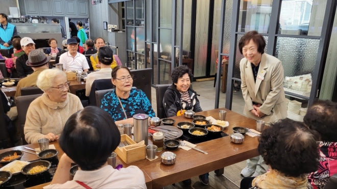 신동원 의원이 ‘노인의 날 맞이 경로’ 행사장에서 어르신들에게 인사를 하고 있다.