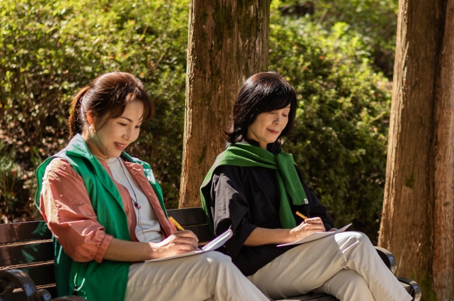 지난 12일 서울 광진구 아차산 배드민턴장에서 열린 ‘제20회 새마을문고지도자 야외백일장’이 개최되고 있다. 광진구 제공