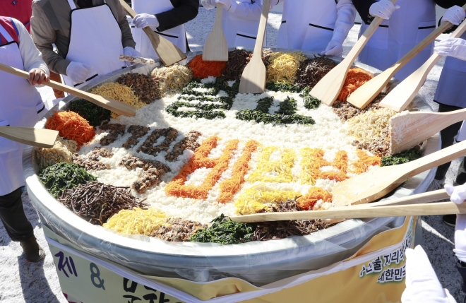 사진은 18회 벌교꼬막 문학축제 기간 동안 열린 꼬막비빔밥 만드는 모습.